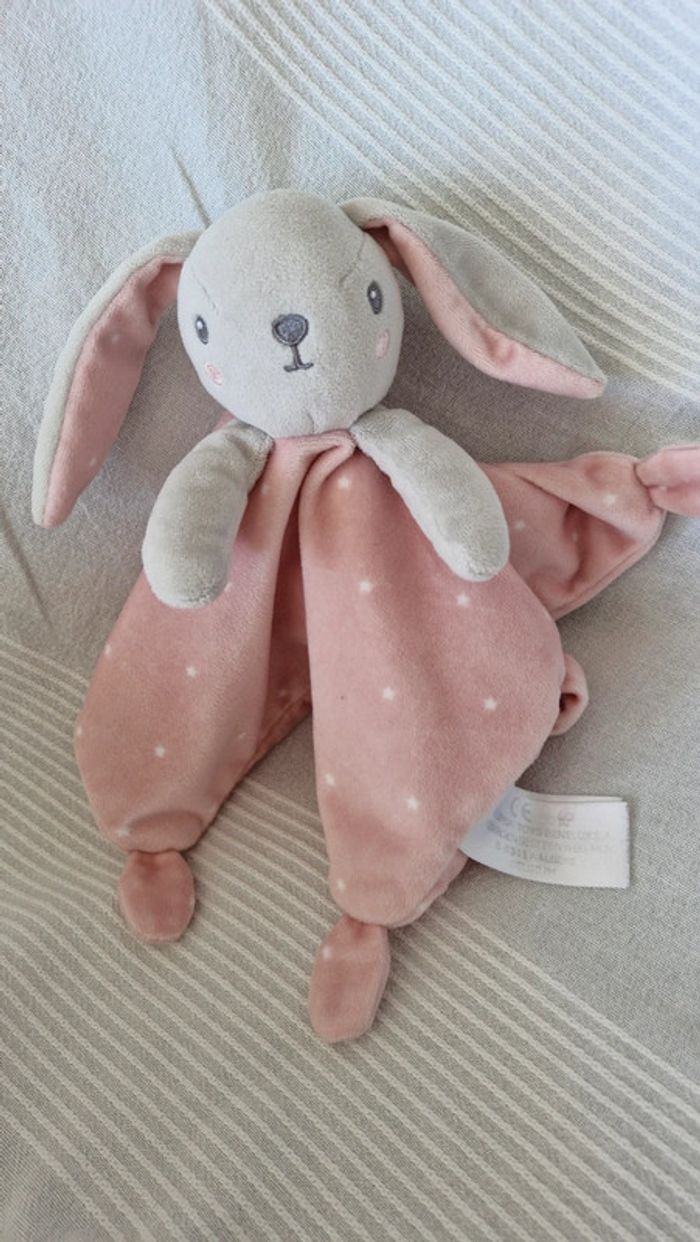 Doudou plat lapin rose avec étoiles simba
