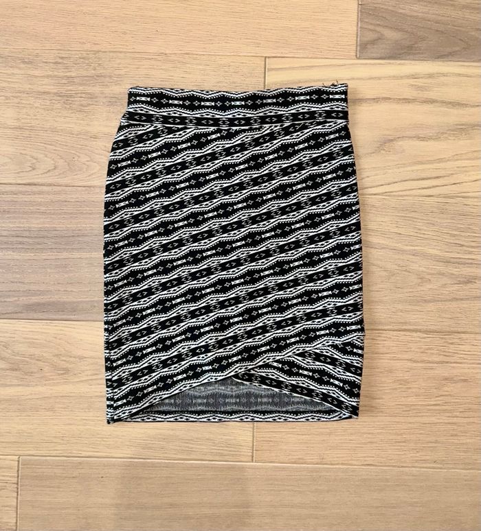 Jupe Stradivarius taille XS - Motif noir et blanc, coupe taille haute ajustée, élastique - photo numéro 2