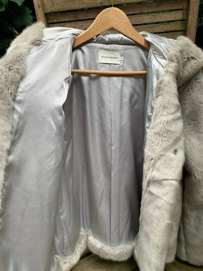 Manteau en fausse fourrure grise - photo numéro 2