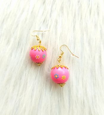 Boucles d'oreilles perle en bois avec fleurs