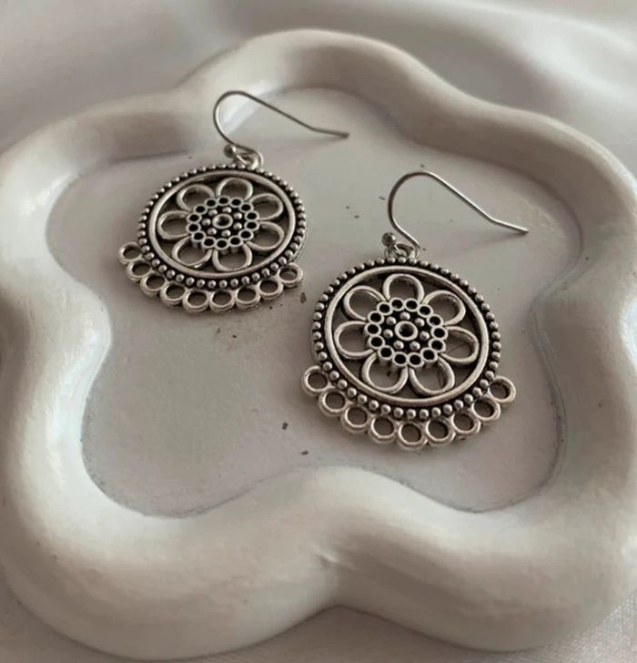 Boucles d’oreilles bohémiennes fleur argentée - photo numéro 6