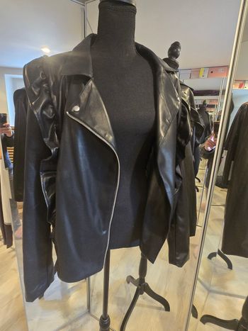 Veste perfecto noire en simili à volants T.44/46