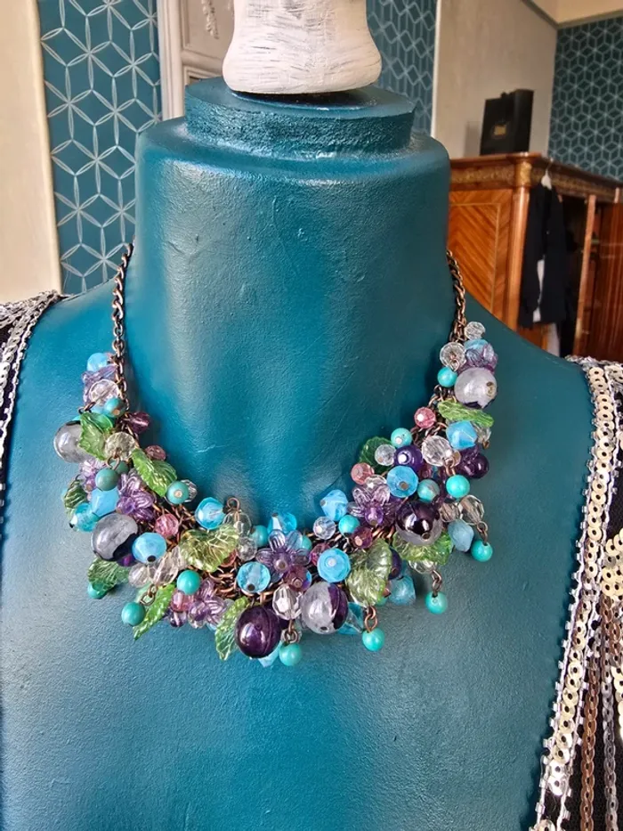 Original collier fantaisie perles translucides  fruits et feuilles