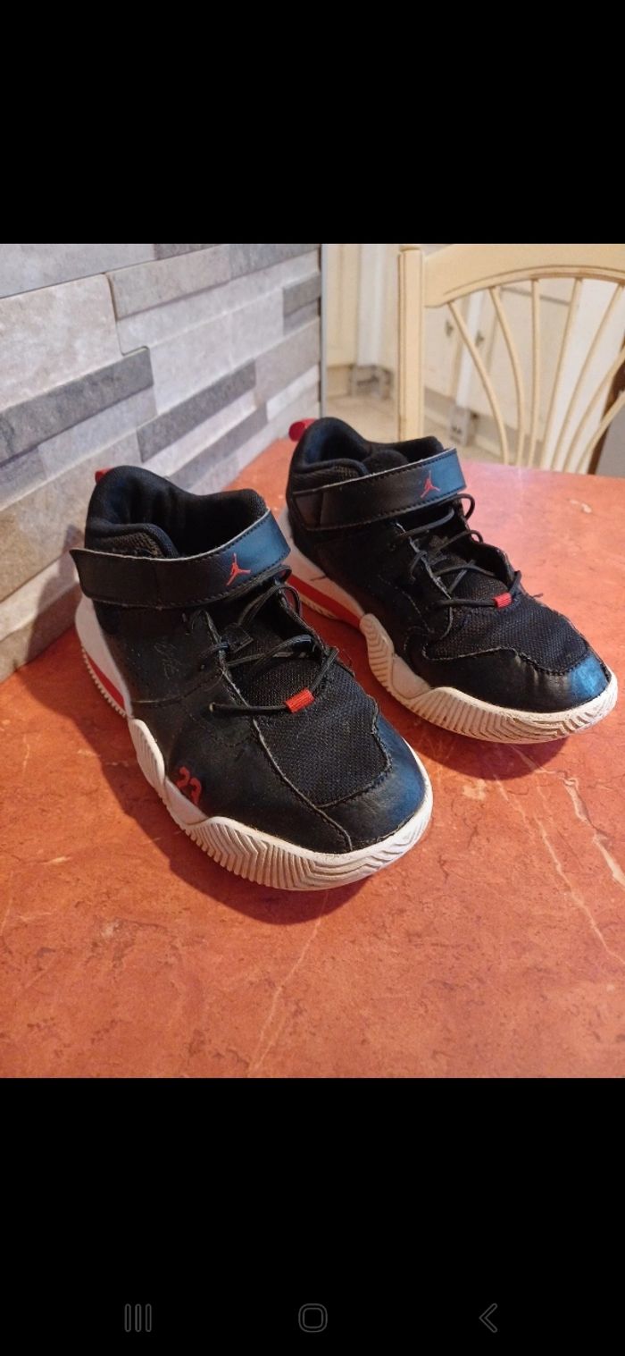 Baskets Jordan taille 33.5 - photo numéro 2
