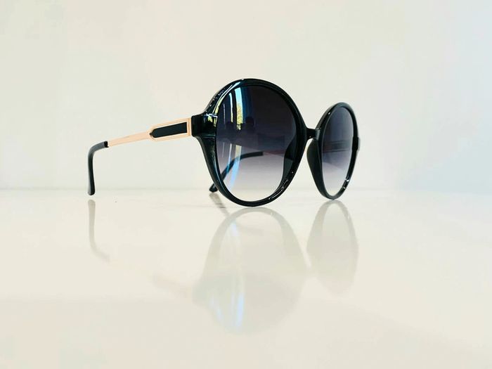 Lunette de soleil femme noire et dorée verres dégradés UV protection catégorie 3 - photo numéro 4