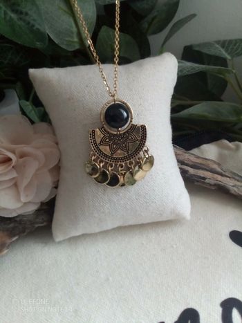 Collier fleur orientale et pierre d'obsidienne naturelle