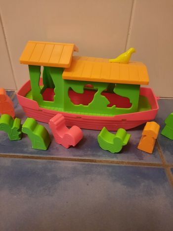 Très beau bateau avec 7 figurines vintage