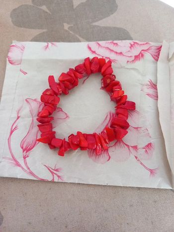 👧bracelet poignet pierre rouge Martinique