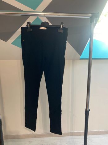 Pantalon noir, moulant