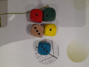 Lot de gros dés en bois