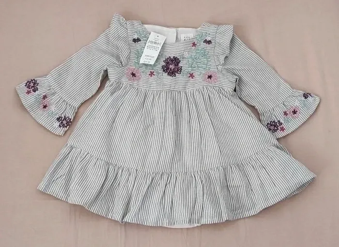 Jolie robe bébé fille neuve