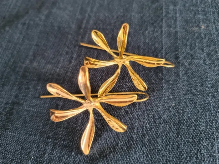 Superbe paire de boucles d'oreilles fleurs - photo numéro 2