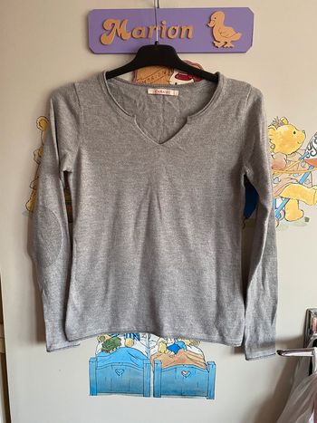 Pull gris, taille Xs, marque Camaïeu.
