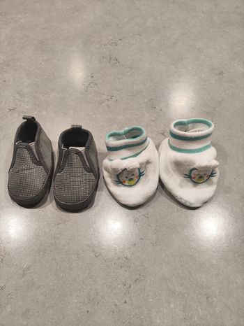 À vendre : Lot de 2 paires de chaussures bébé – Taille naissance 16