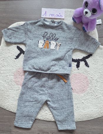 Ensemble sweat et pantalon 1 mois