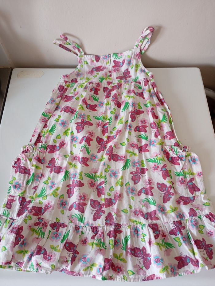 Robe d'été,6! ans ,blanche et imprimé multicouleus  papillons , Tout simplement. Très bon état - photo numéro 4