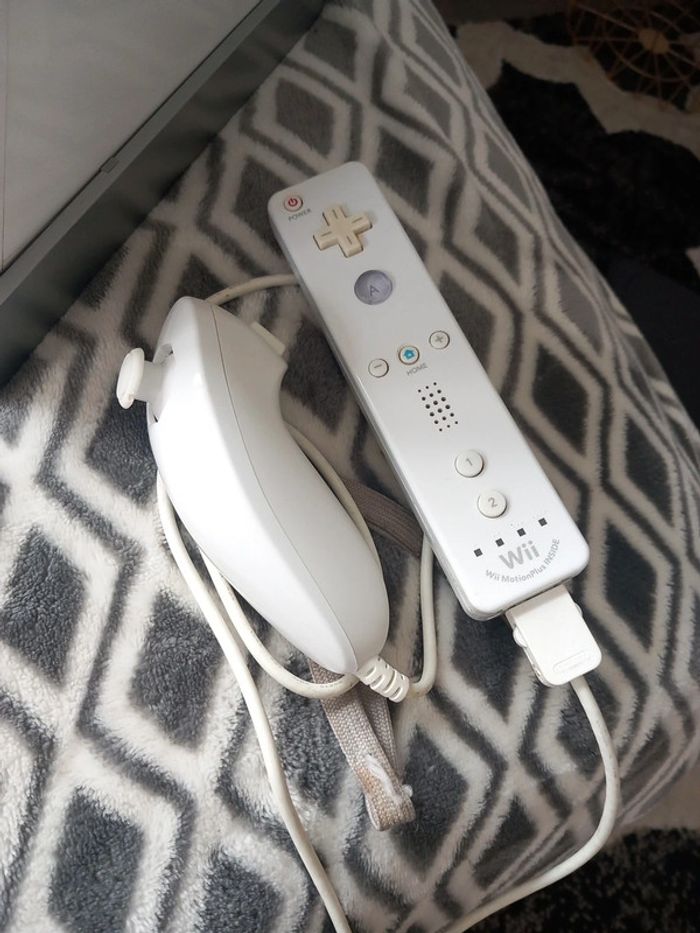 Wii blanche en boite complete avec 3 jeux - photo numéro 2