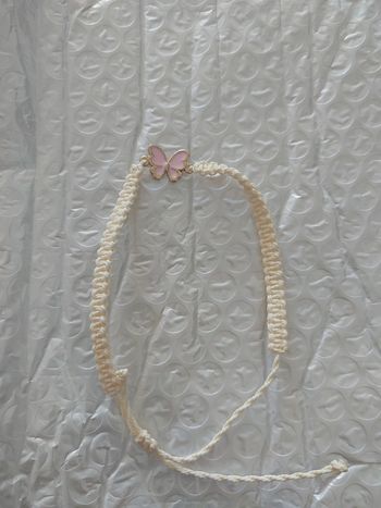 Bracelet tressé beige avec papillon rose