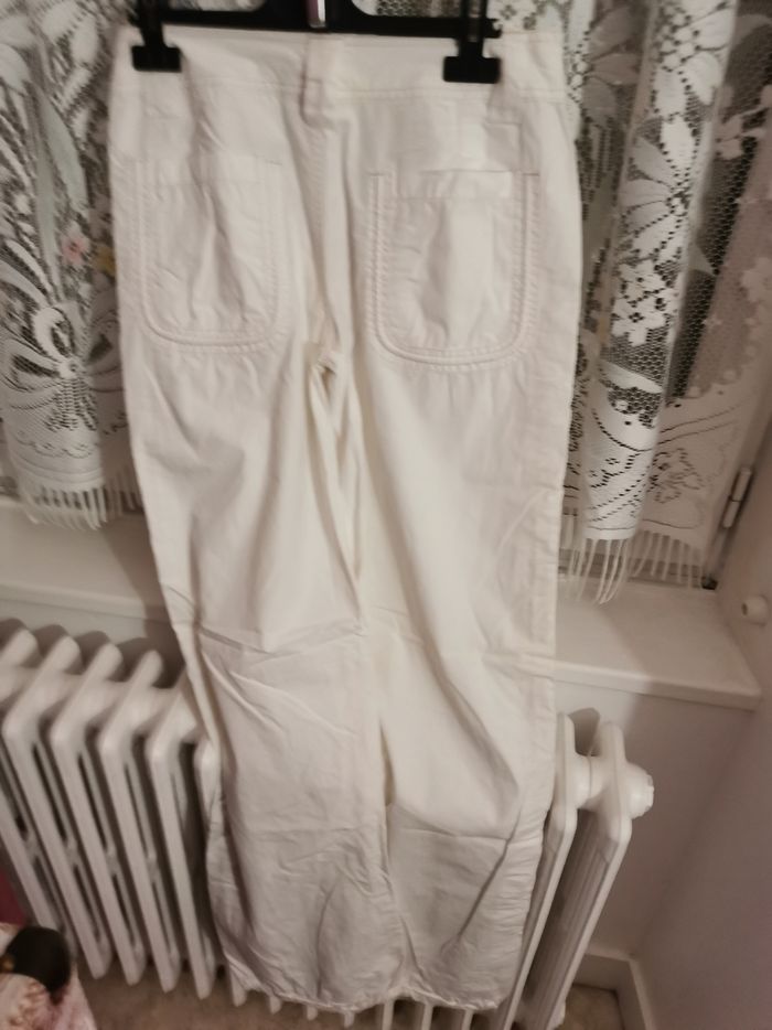 Pantalon avec 4 poches, bouton et fermeture, galon en bas jambes - photo numéro 2