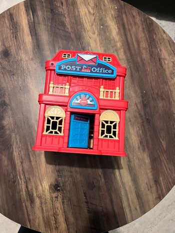 Maison de jeu bureau de poste pour enfant, idéale pour les jeux d’imagination.