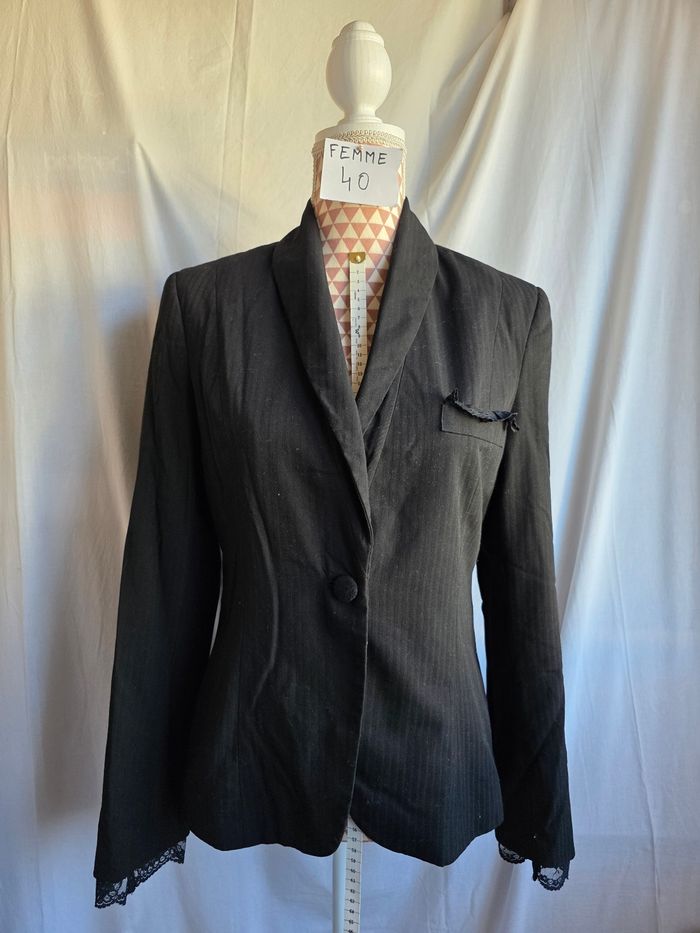 Veste noire a rayures noir façon satin,fausse pochette avec dentelle, bas de manche en dentelle, en excellent état, en viscose&polyester, largeur d'épaule 38cm, largeur sous bras 48cm, longueur 59cm, marque Adèle Joris =8€