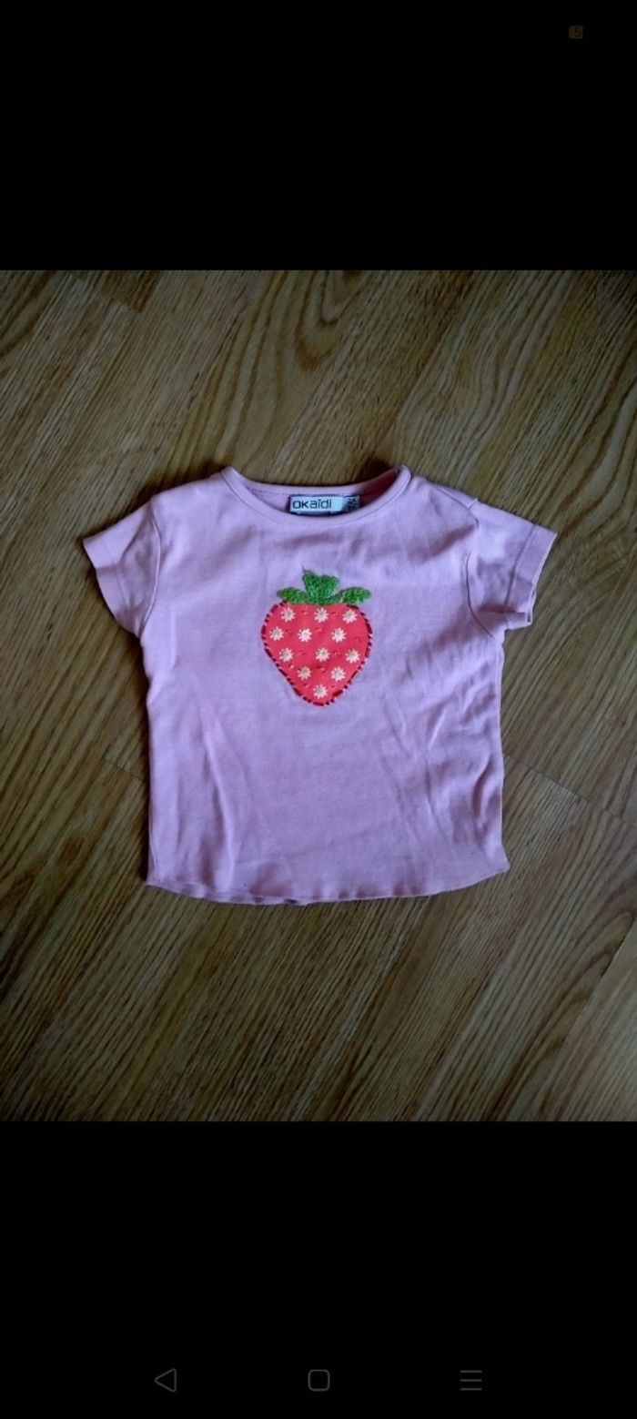 T-shirt rose avec fraise. Okaïdi.
Taille 18 mois