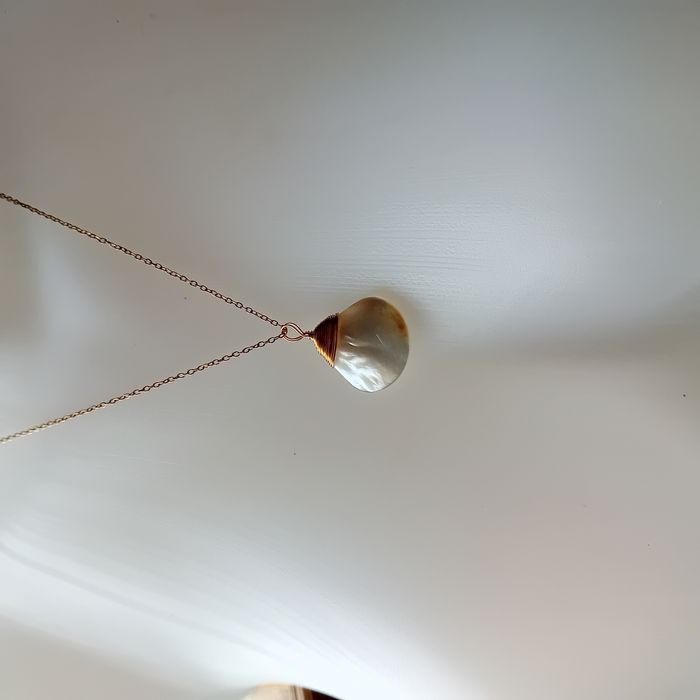 collier doré nacré