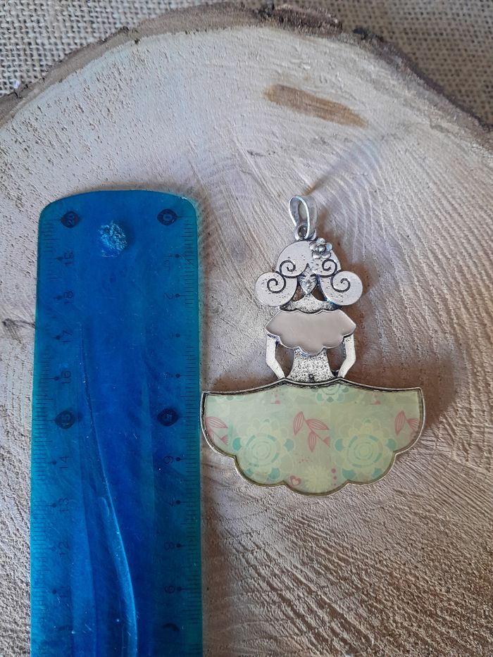 Pendentif fille - photo numéro 3