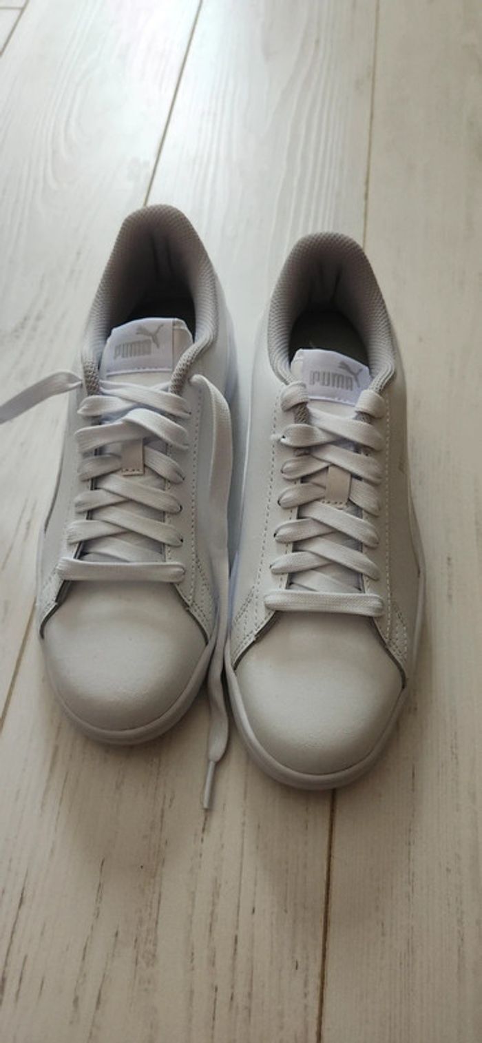 PUMA Smash V2 L Jr Baskets Basses blanches NEUVES - photo numéro 2