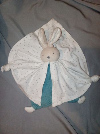 doudou K969596 lapinou Kaloo blanc bleun peluche lapin blanc bleu  lapinou blanc bleu Kaloo d'occasion  lapin lapine lapereau plat semi plat 