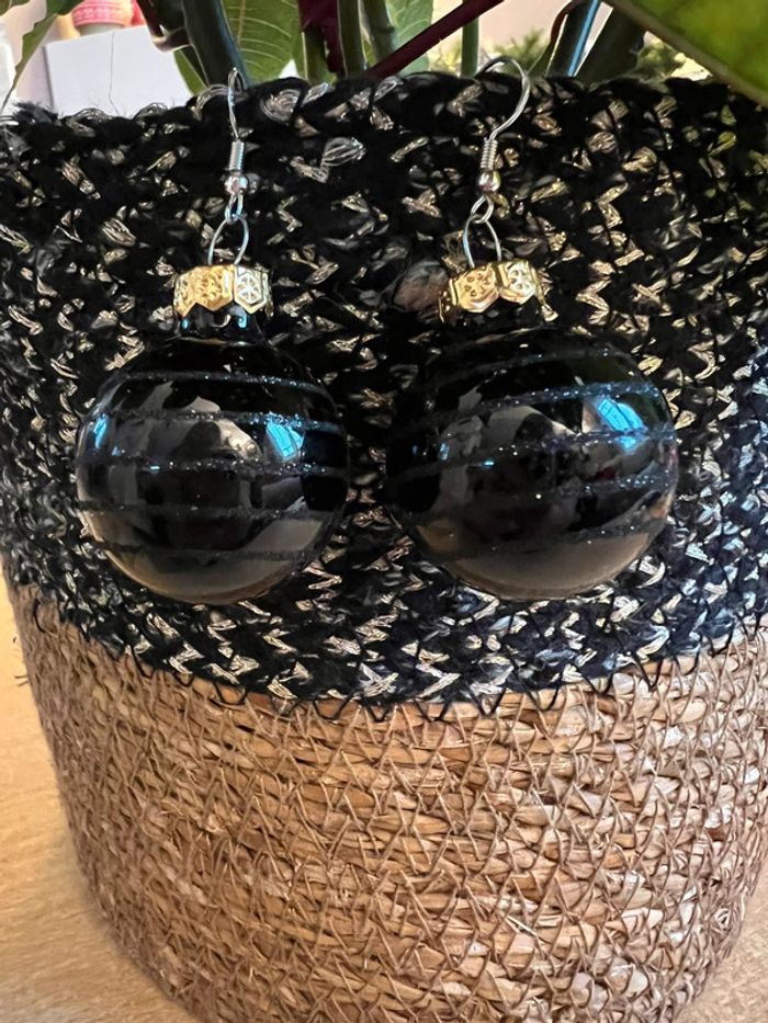 Boucles d’oreilles, boule de Noël noire