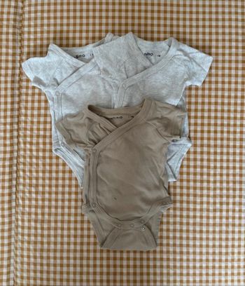 Lot bodies manches courtes
