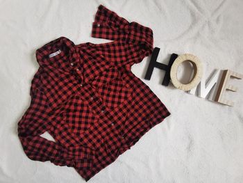 Chemise à carreaux rouge et noire