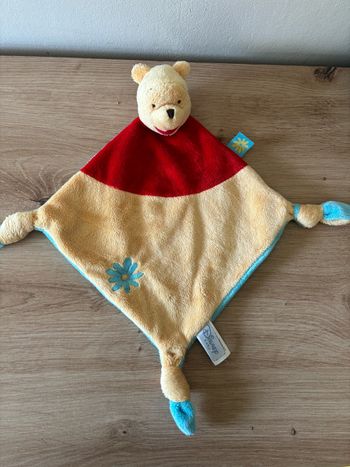 Doudou plat losange Winnie jaune rouge fleur bleu Disney