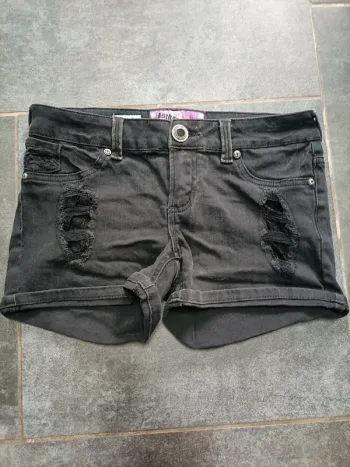 Short noir troué dentelle