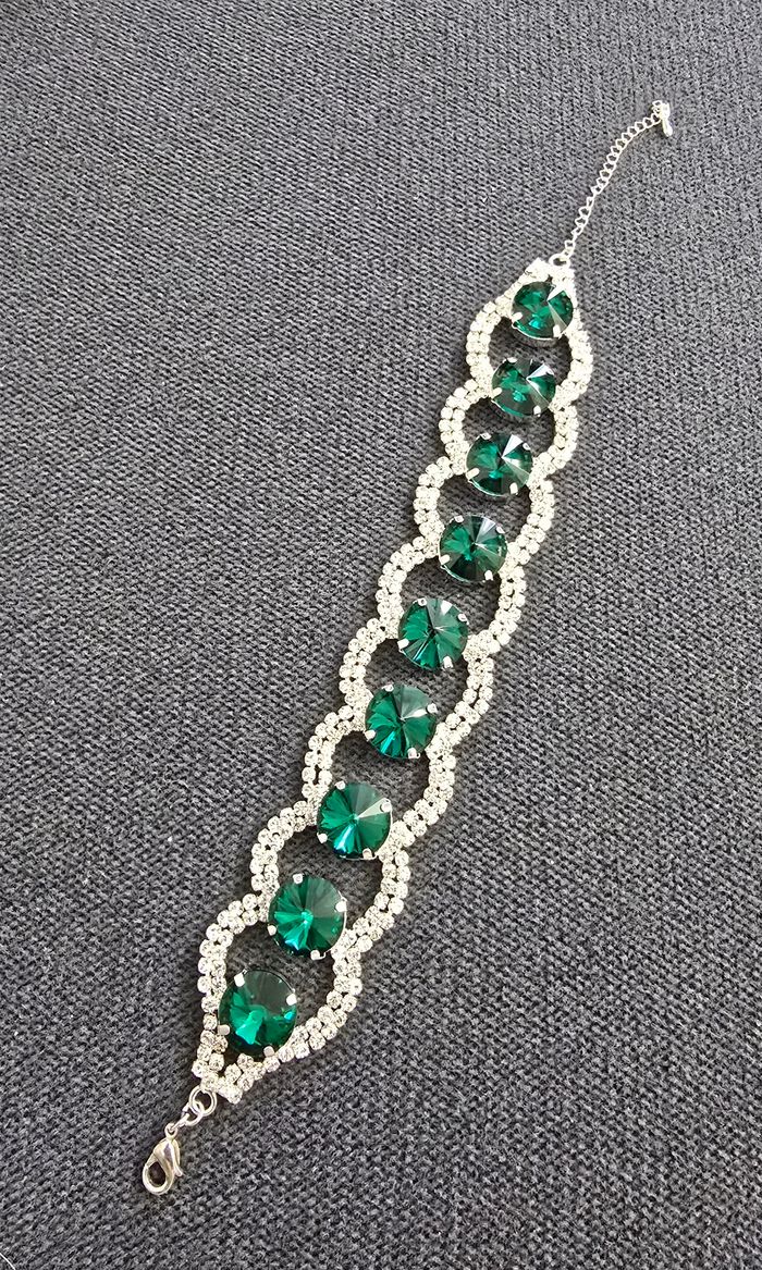 Bracelet mariage ou soiree argenté avec pierre verte ronde et petit strass blanc - photo numéro 3