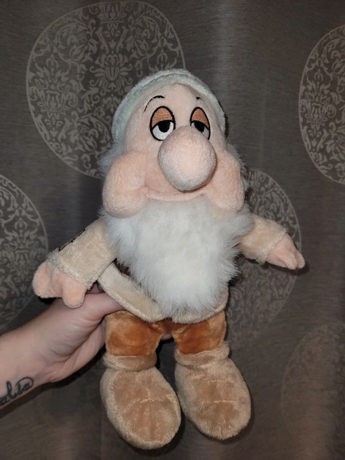 Peluche dormeur de blanche neige disney