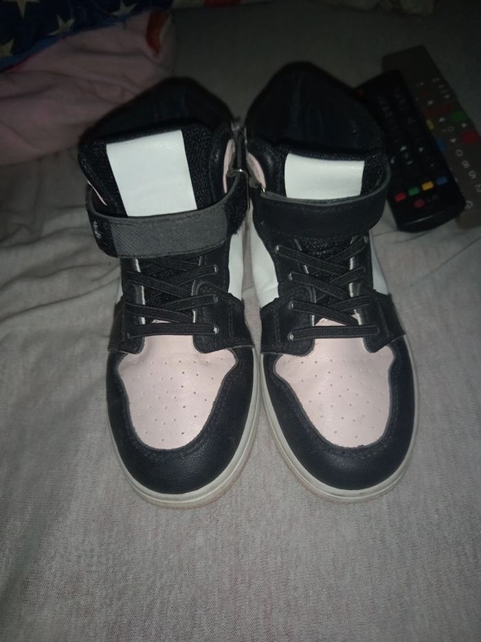 Basket montantes t. 35 quelques traces qui doivent partir à l'éponge