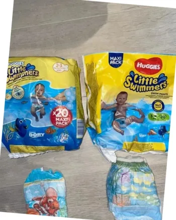 Lot de couches bébé Huggies piscine