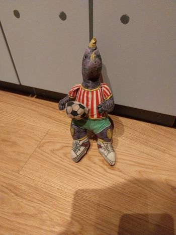 Peluche dinosaure foot football