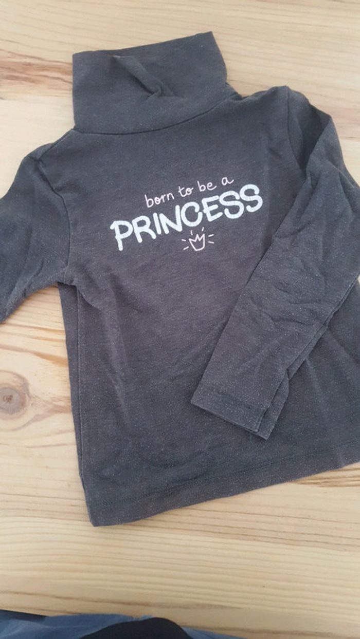 T shirt col roulé gris foncé.