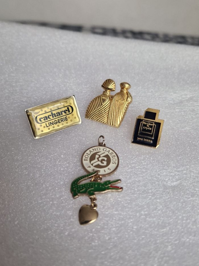✨ Lot de 4 pin’s vintage – Cacharel, Van Cleef & Arpels, Roland Garros, Couple doré