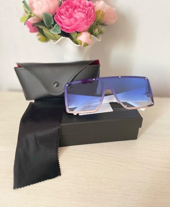 Lunettes de soleil neuves + étui