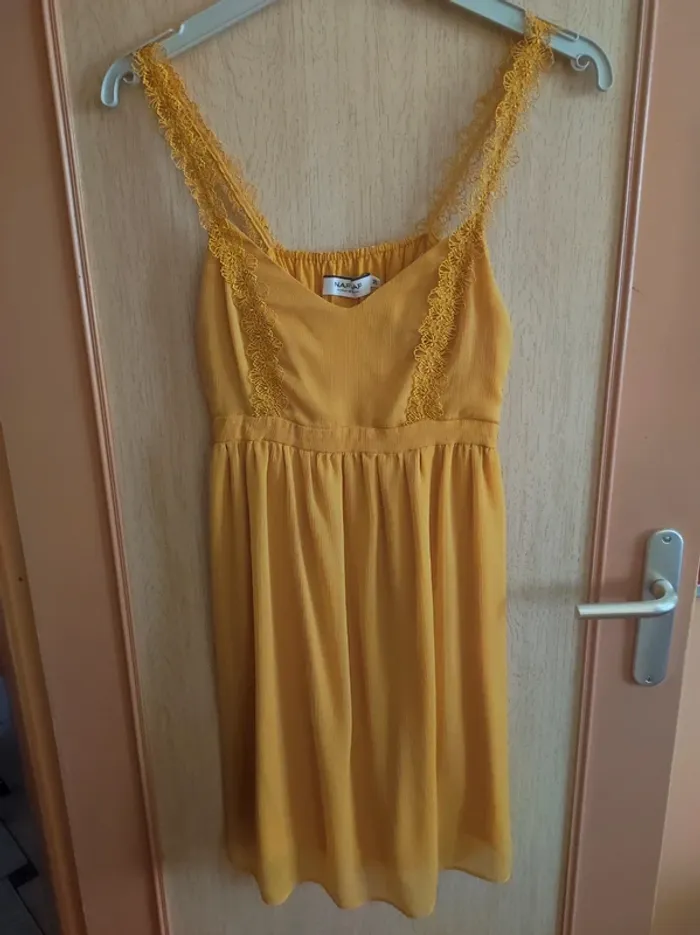 Robe jaune moutarde a bretelles - photo numéro 2