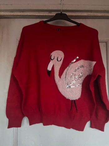 Pull rouge, motif flamant, rose
