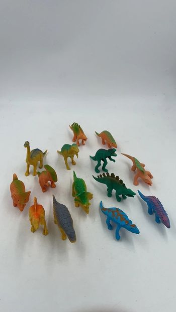 Lot de 14 figurines dinosaures en plastique