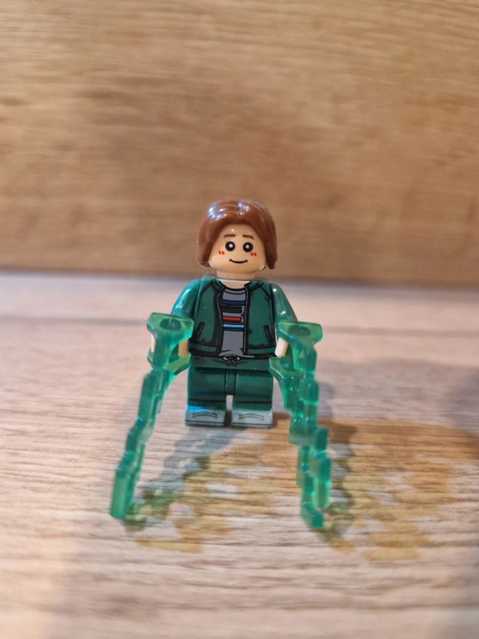 Figurine type lego enfant de la sorcière rouge Wanda Marvel