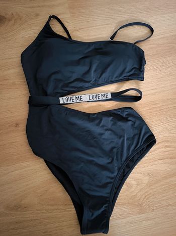 Maillot de bain taille 38 neuf avec strass love me
