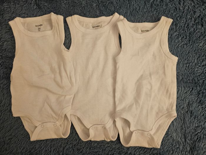 Lot de 3 bodies sans manche 3mois/62cm