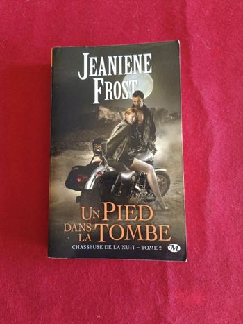 Un pied dans la tombe " Chasseuse de la nuit tome 2 " Jeaniene Frost
